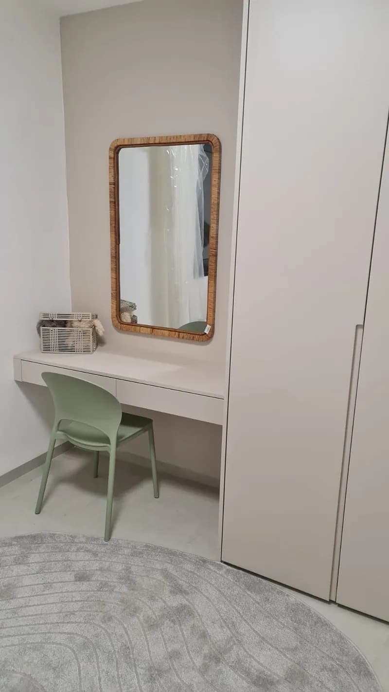 חדר שינה עם פינת איפור, מראה במסגרת עץ וארון לבן גבוה